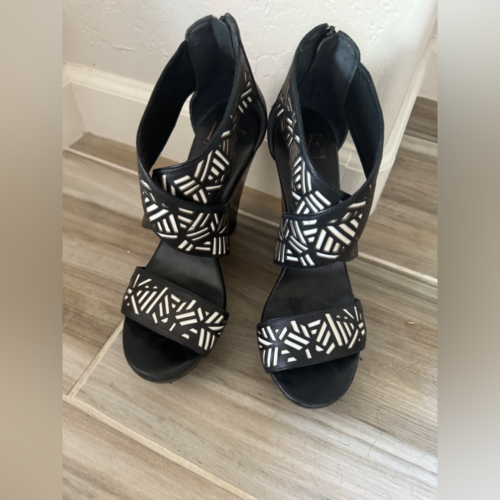 DIANE VON FURSTENBERG DVF Opal Black Cross Wedge Platform Heel Zip Size 7.5